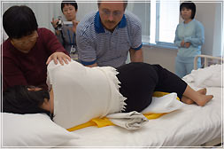 褥瘡のある人の体位変換1