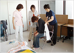 手作りの移乗紐を使用して、持上げずに車いすに深く座ることができます。